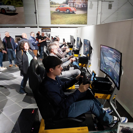 Simulateurs Competition System dans le hall d'accueil du centre Porsche Bordeaux pour la soirée Motorsport