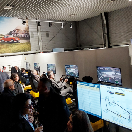 Simulateurs Competition System dans le hall d'accueil du centre Porsche Bordeaux pour la soirée Motorsport